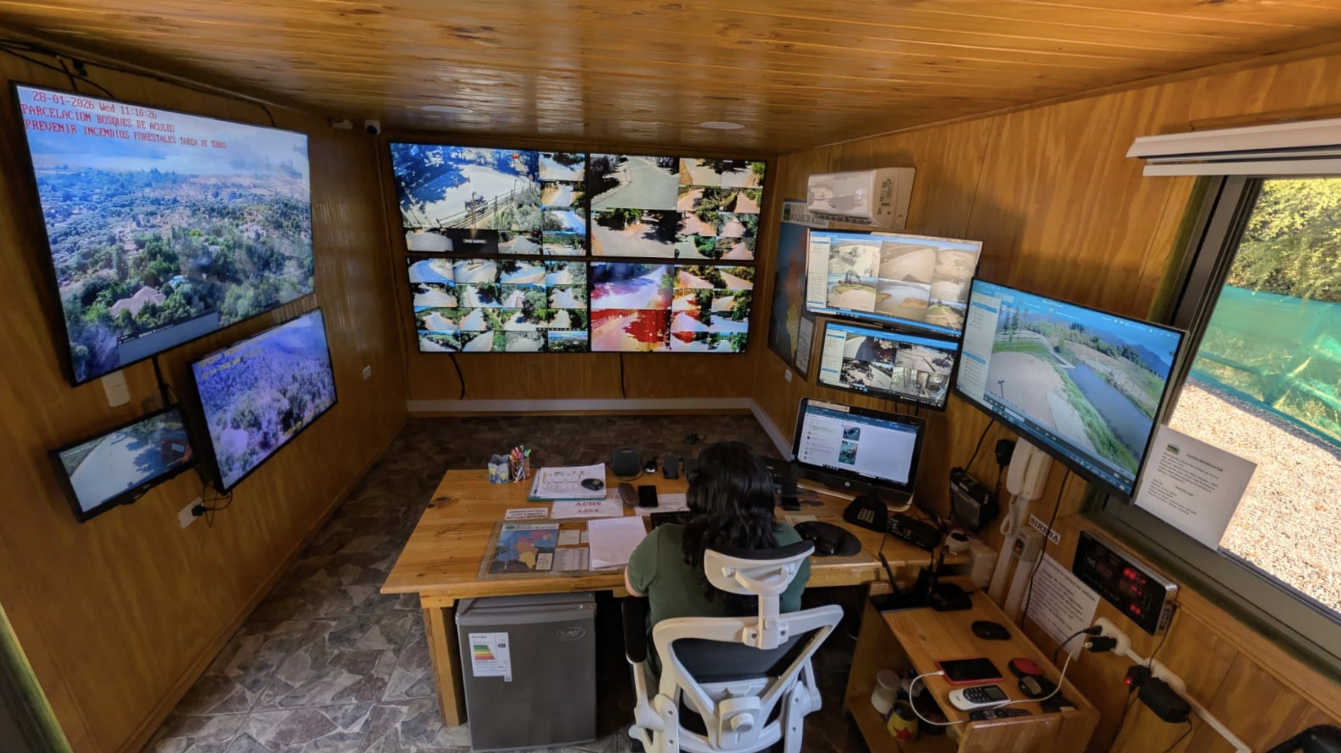 Vista interior de la Central de Emergencias de Bosques de Aculeo, con monitoreo de cámaras y personal coordinando