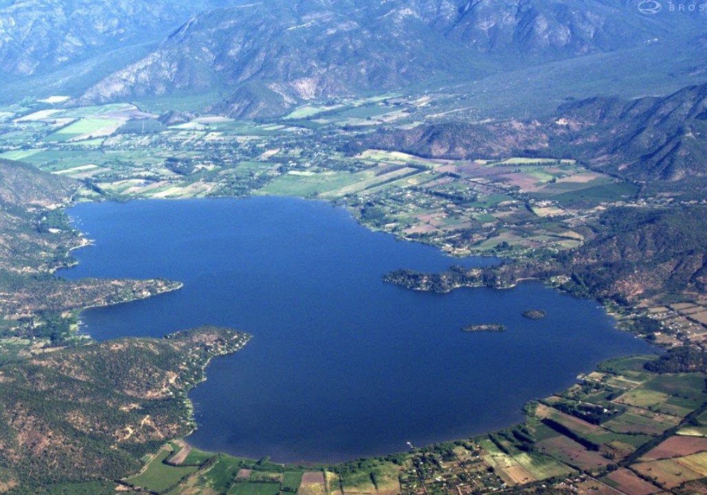 Vista aérea de la Laguna y el Valle de Aculeo, rodeados de comunidades y cerros